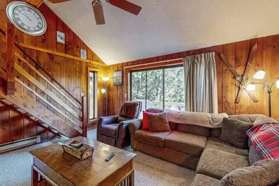 Image de Cozy condo w/ wood-burning fireplace, deck, wifi, w/d, bus route, TVs, cable