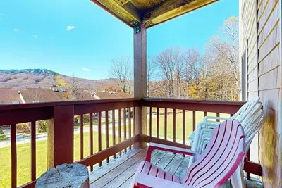 Image de Cozy condo on Moover route w/ amazing views, fireplace, balcony, hot tubs, pool