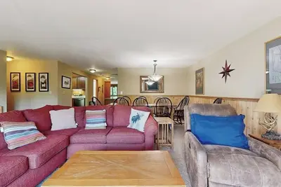 Image de Cozy condo w/ mountain view, fireplace, balcony, shared pool, sauna, & hot tub