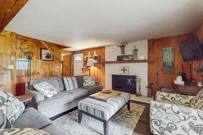 Image de Cozy lower unit duplex, close to Mt Snow w/ hot tub, fireplace, kitchen, w/d