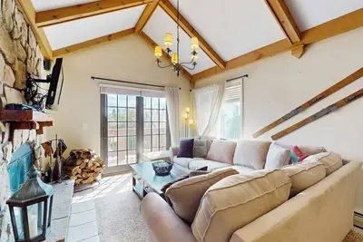 Image de Mountain view condo w/ fireplace, shared hot tub, pool, sauna, tennis & shuttle