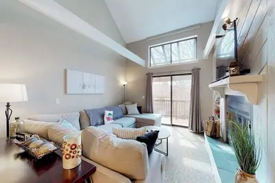 Image de Two Okemo condos - ski-in/ski-out - pool, fast WiFi, washer/dryer