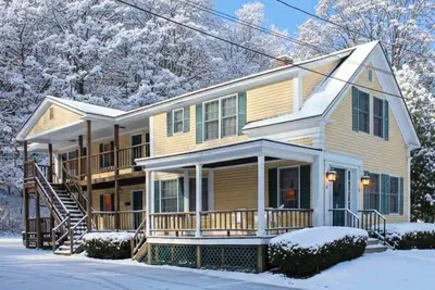 Image de Condo in the heart of town near skiing - less than a mile to Okemo Mountain