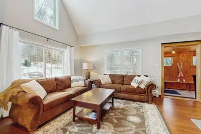 Image de Spacious house w/ winter mountain views, deck, woodstove, close to Mt Snow, Bbq