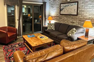 Image de Newly renovated ski-in/out slope side condo