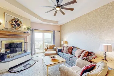 Image de Ski-in/out condo with pool, 2 hot tubs, sauna - short walk to Solitude clubhouse