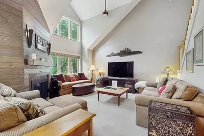 Image de Ski-in/out mountainside condo with pool, hot tub, game room & washer/dryer
