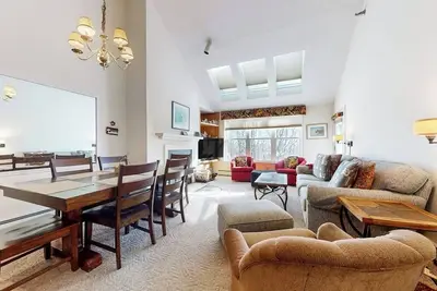 Image de Ski-in/out condo with fireplace & on-site pool/hot tub/tennis