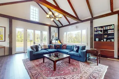 Image de Outdoor enthusiast's dream with designer interior & Mt. Equinox views