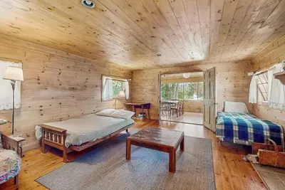Image de Classic lakefront cabin w/ screened-in porch & mountain views - dogs-friendly