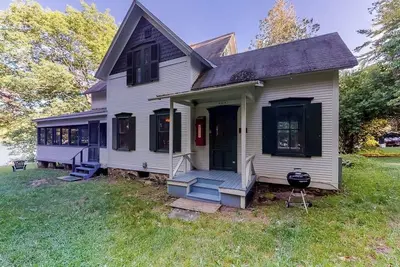 Image de Dog-friendly spacious cabin, screened in porch, & boats right on the lake