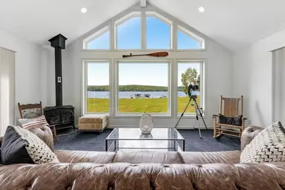 Image de Dog-friendly lake escape with sunroom, high-speed WiFi, water views & central Ac
