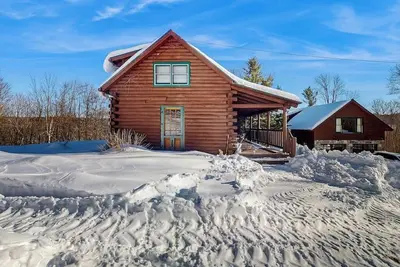 Image de Cozy log cabin & loft, close to recreation, dog-friendly, bbq, balcony, a/c, w/d