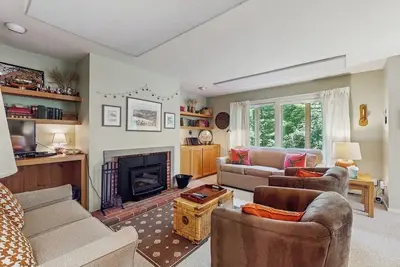 Image de Ski-in/ski-out condo w/ balcony, mountain & valley views, grill, pool, fireplace