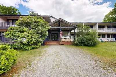 Image de Four Season Condo:  seasonal pool, ski, hike & golf