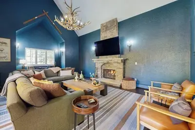 Image de Spacious home w/ private hot tub, modern kitchen, grill & great location