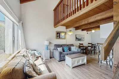 Image de Fun and retro split-level studio conveniently close to Santa Barbara