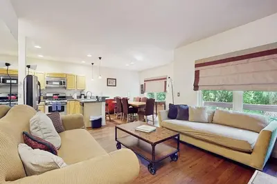 Image de Beautiful, waterfront condo w/ an updated interior and a gas fireplace