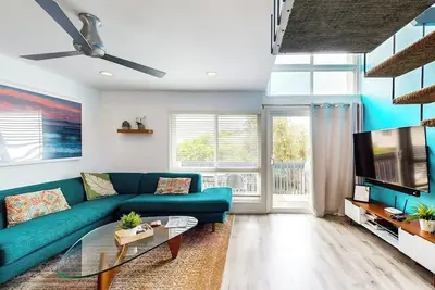 Image de Contemporary Condo | Mountain Views & Balcony | 1 Block to Beach