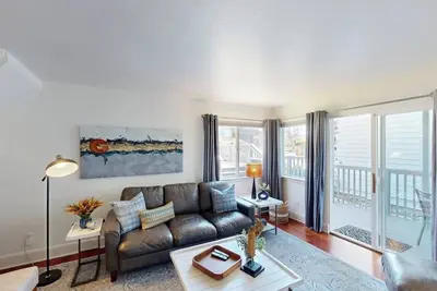Image de Elegant ocean-view home with firepit & W/D - walk to Moonstone Beach
