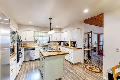 Image de Dog-friendly water-view home near Lake Gregory with game room, fireplace, grill