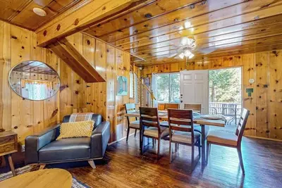 Image de Bohemian, peaceful dog-friendly cabin with mountain views, large yard, and games