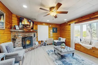 Image de Cozy family friendly home w/ private hot tub & outdoor kitchen - Walk to lake!