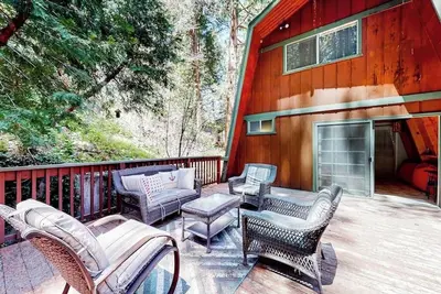 Image de Dog-friendly 2-story home with large deck, tree views, fireplace, & W/D
