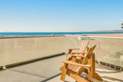 Image de Incredible beachfront home with furnished patio, balcony & free WiFi