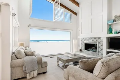 Image de Oceanfront Home with Giant Picture Windows, Gas Fireplace, and Free WiFi