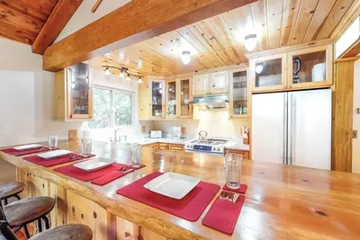Image de Stunning cabin near Lake Gregory -Central A/C, fireplace, deck & W/D