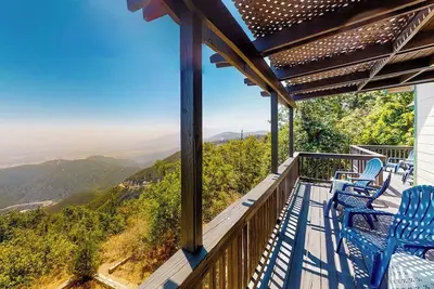 Image de Lovely home on half-acre forest with spectacular mountain views - dog-friendly