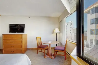 Image de Efficient Mountain Escape W/ Murphy Bed, Shared Pool, Slope Access & Kitchenette
