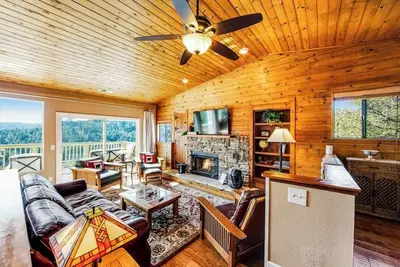Image de Ideal lakeview getaway with furnished deck, gas grill, & full kitchen