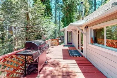 Image de Forest-view cabin with deck, grill, wood stove, washer/dryer, & fast WiFi