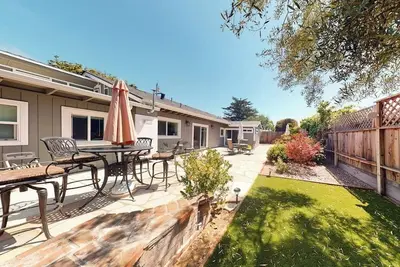 Image de Updated Del Rey Oaks Haven | Outdoor Living | Walk to Park & 5 Min to Beach