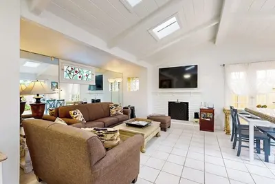 Image de Cottage with patio & balcony - Steps to the Beach