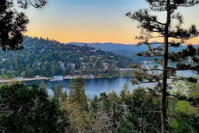 Image de Stunning Lake view 3bd w/hot tub, 3 decks, Ac, fireplace & game room