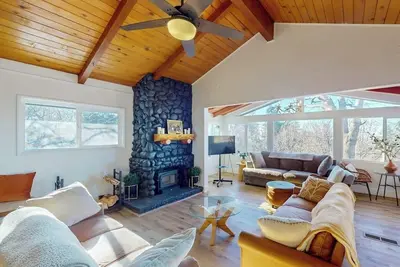 Image de Modern cabin w/ large yard, bonus room, fireplace, Bbq & A/C