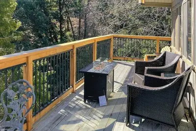 Image de 3bd- dog-friendly cabin 3 min to the Lake Gregory with fireplace, A/C, balcony & Bbq