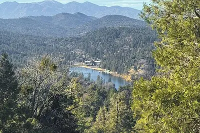 Image de Dog Friendly near town & lake with fast WiFi, wood-burning fireplace, Ac & W/D