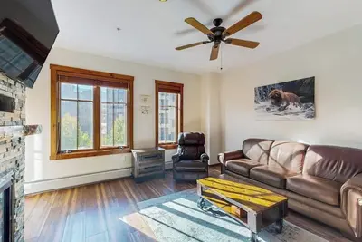 Image de 3rd-floor condo near QuickSilver Super Chair with pool, hot tubs & fireplace