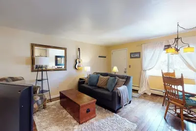 Image de Cozy ski condo w/ a full kitchen - just steps from shops, restaurants, & slopes