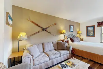 Image de Lovely studio with full kitchen, private balcony, pool/hot tub, & fast WiFi