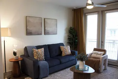 Image de King Bed + Queen Bed - In the Heart of Addison’s Social Scene