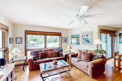 Image de Comfortable condo with full kitchen, balcony, & washer/dryer