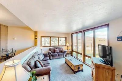 Image de Condo with Fireplace & Outdoor Heated Pool
