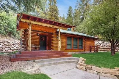 Image de Mountain home with gas fireplace, dog-friendly and outdoor deck with Bbq