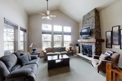 Image de Dog-friendly retreat with fireplace, WiFi & inviting deck - great location