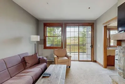 Image de Family home w/private washer/dryer, free WiFi, shared hot tub, & gas fireplace